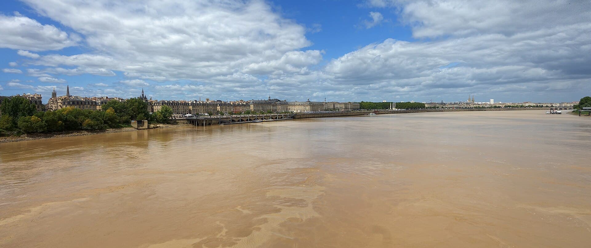 Bordeaux gezien vanaf de Garonne