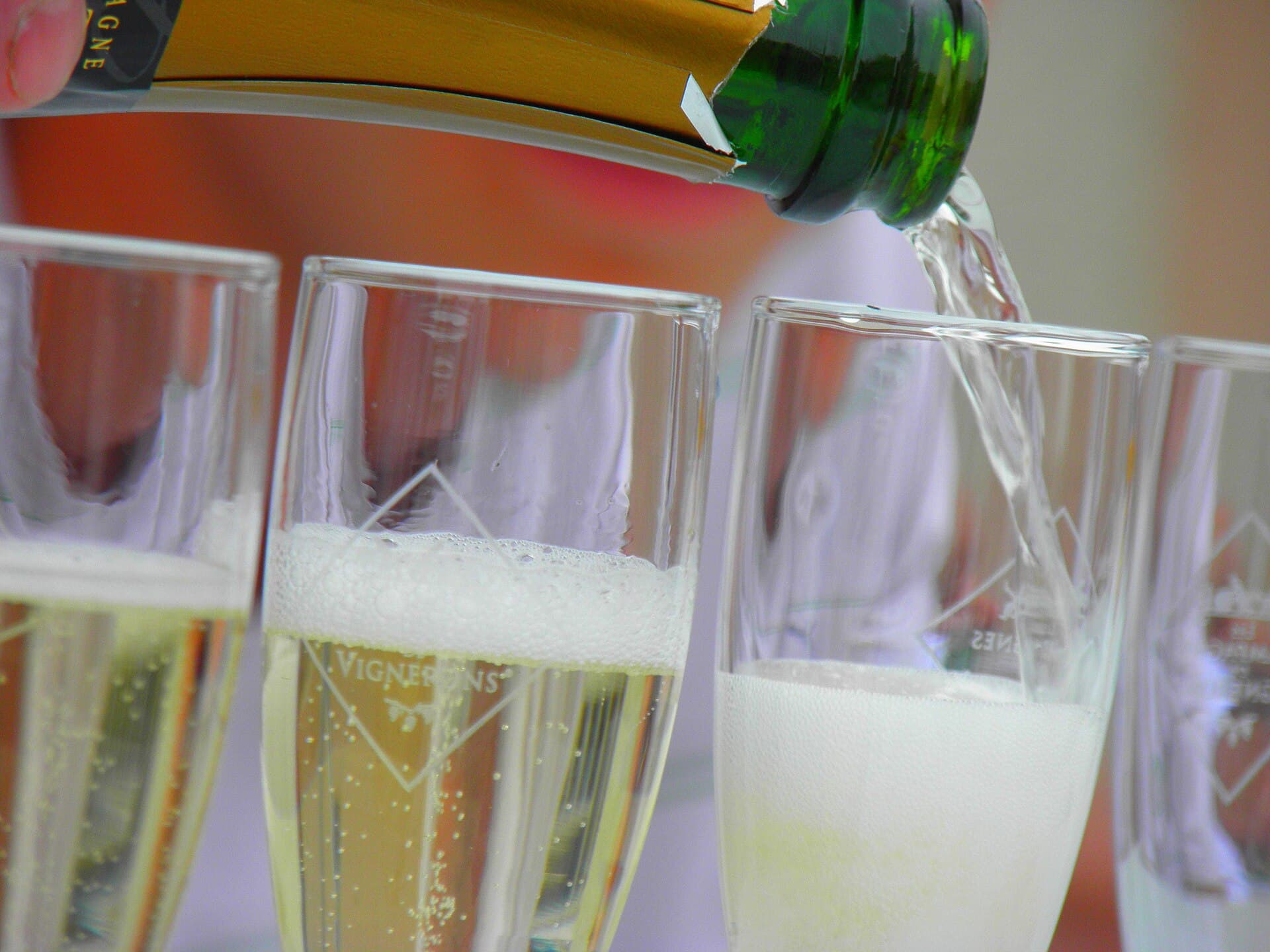 Champagne wordt in twee glazen geschonken