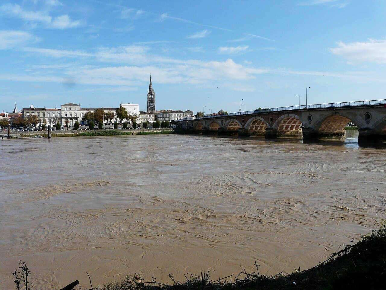 De Dordogne, stenen brug en kerk in Libourne